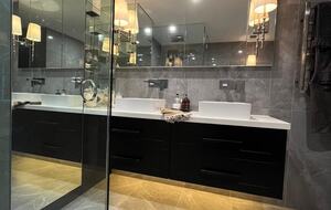 Chic Potts Point Apartment with Balcony and City Views - Sydney, Australia