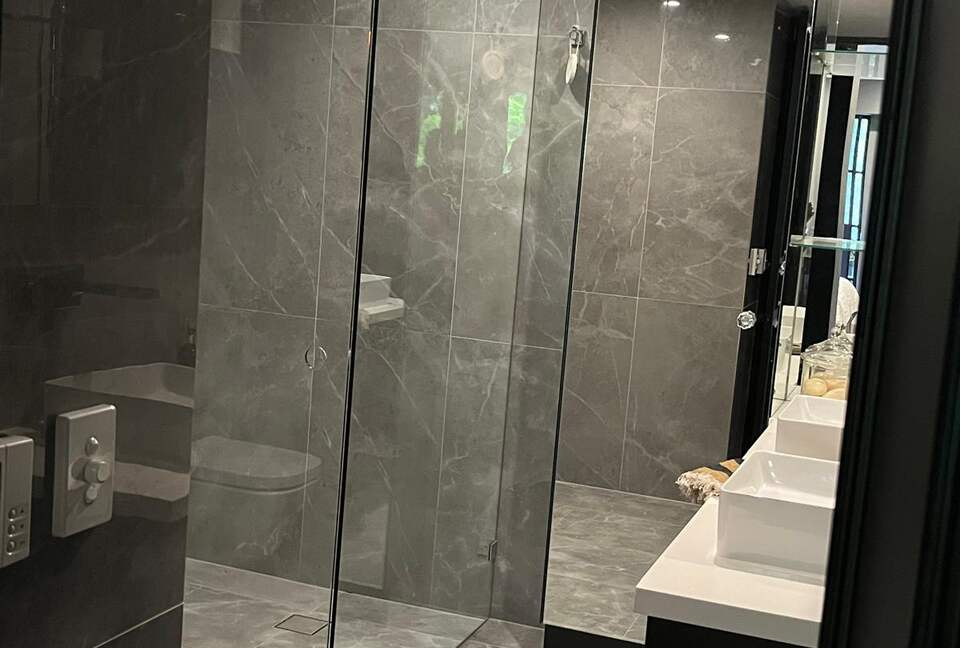 Chic Potts Point Apartment with Balcony and City Views - Sydney, Australia