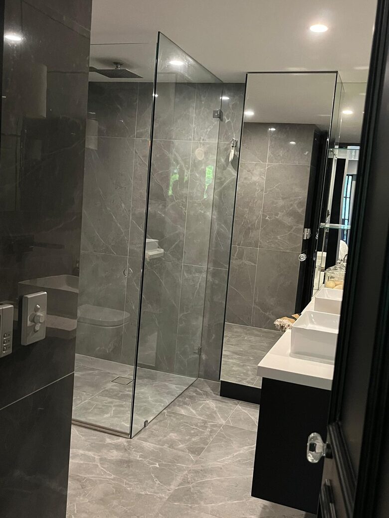 Chic Potts Point Apartment with Balcony and City Views - Sydney, Australia