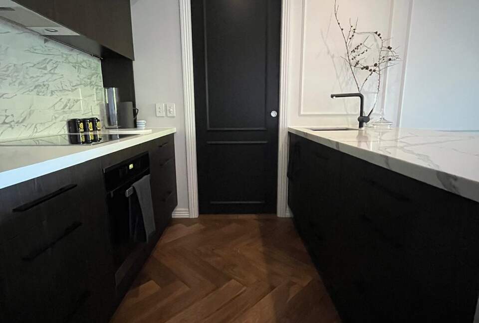 Chic Potts Point Apartment with Balcony and City Views - Sydney, Australia