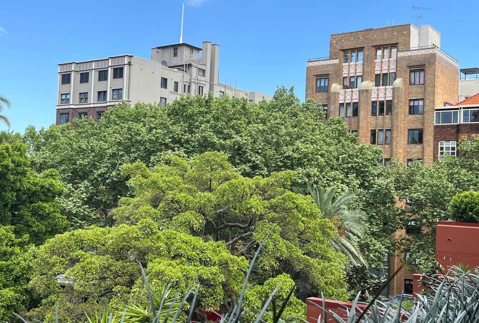 Chic Potts Point Apartment with Balcony and City Views - Sydney, Australia
