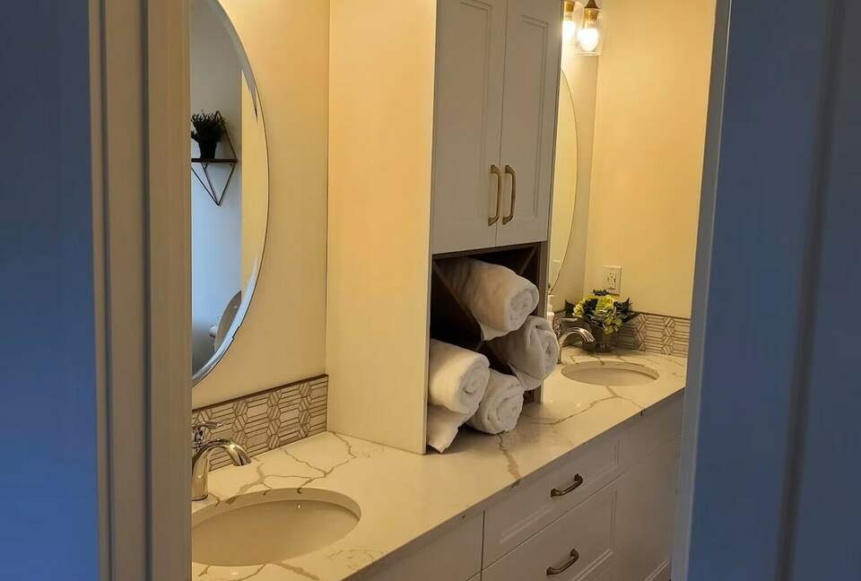 Upstairs master bedroom ensuite.