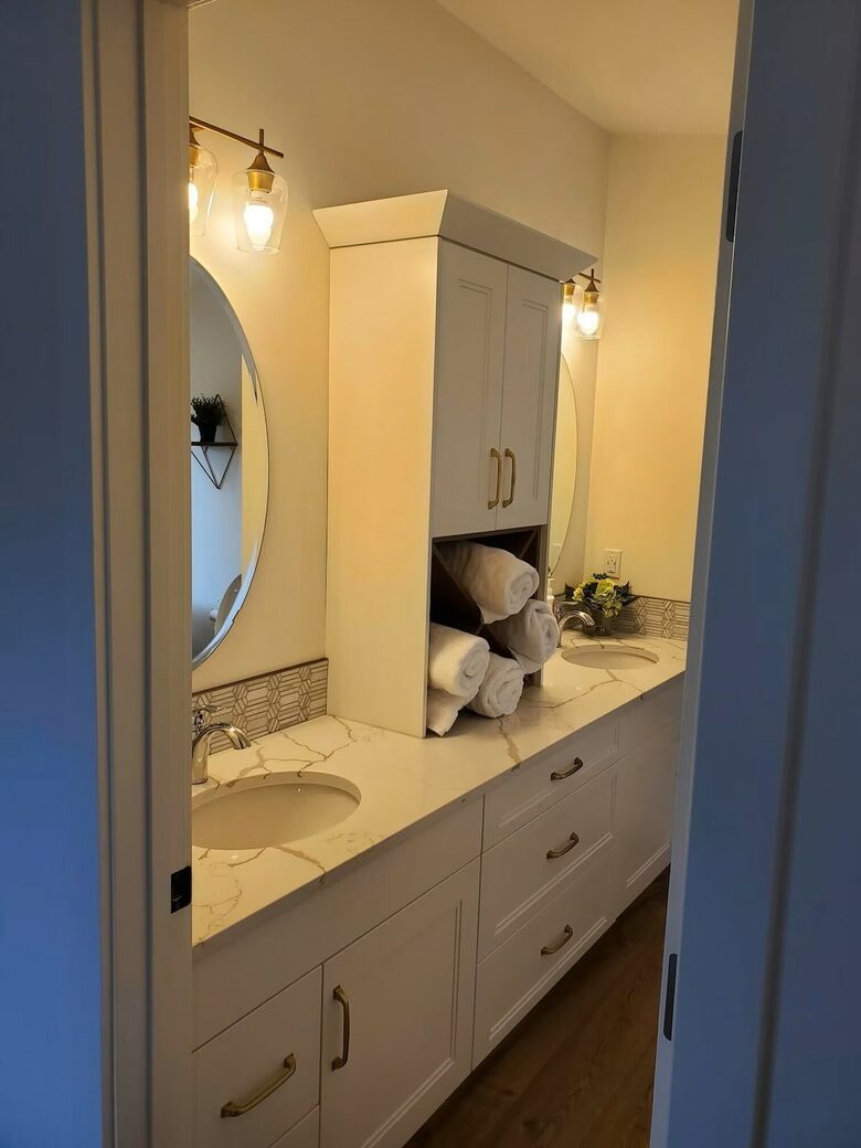 Upstairs master bedroom ensuite.