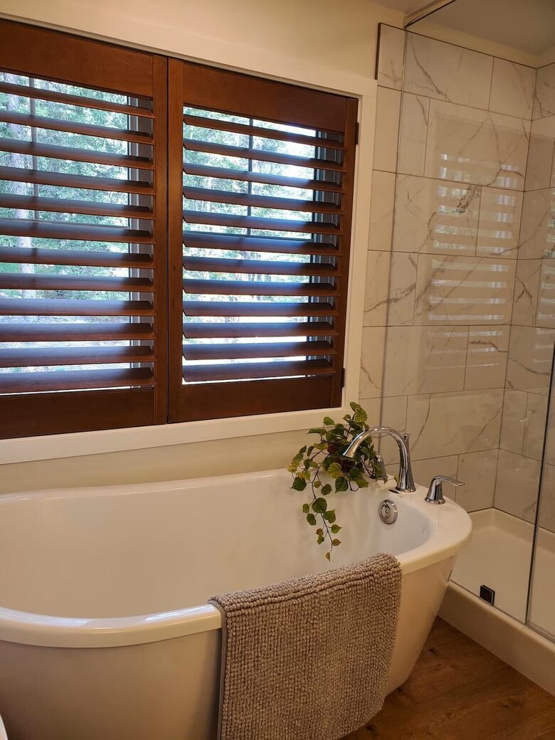 Upstairs master bedroom ensuite.