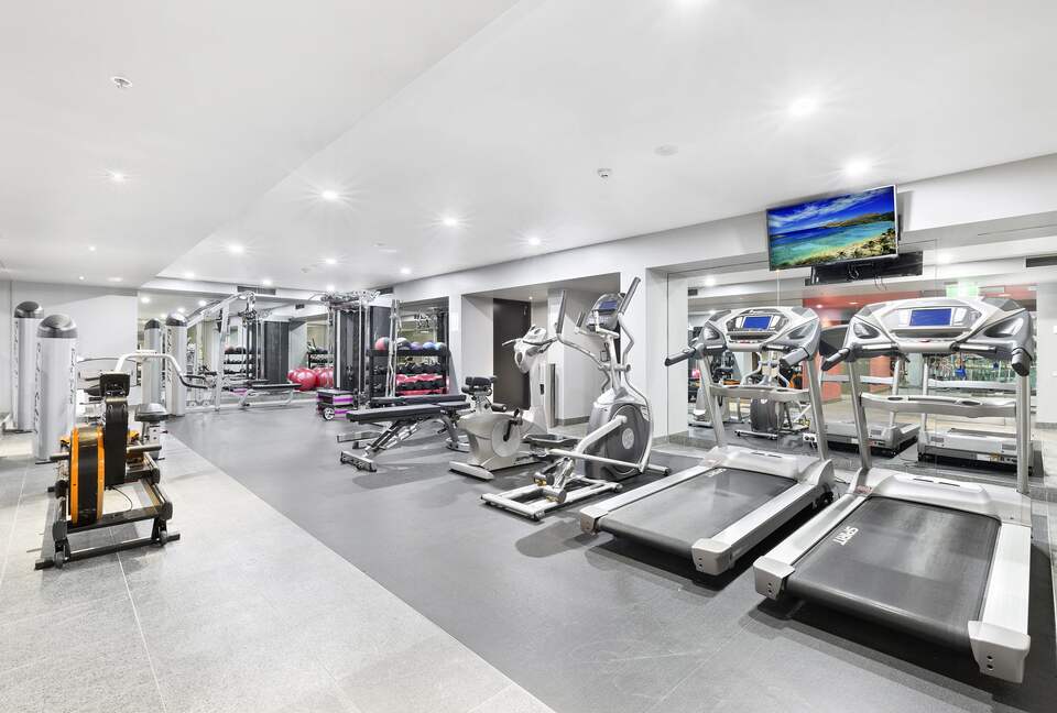 Chic Potts Point Apartment with Balcony and City Views - Sydney, Australia