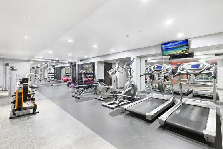 Chic Potts Point Apartment with Balcony and City Views - Sydney, Australia