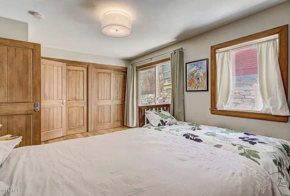 Middle Bedroom Queen & Twin