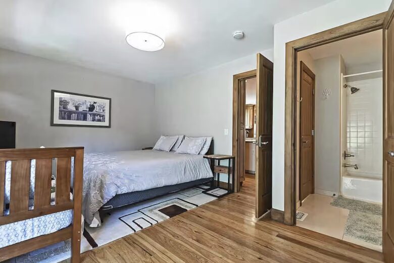 Middle Bedroom (Queen & Twin)