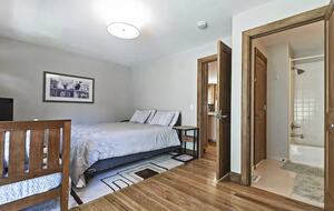 Middle Bedroom (Queen & Twin)