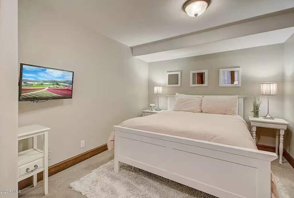 Lower Bedroom (Queen)