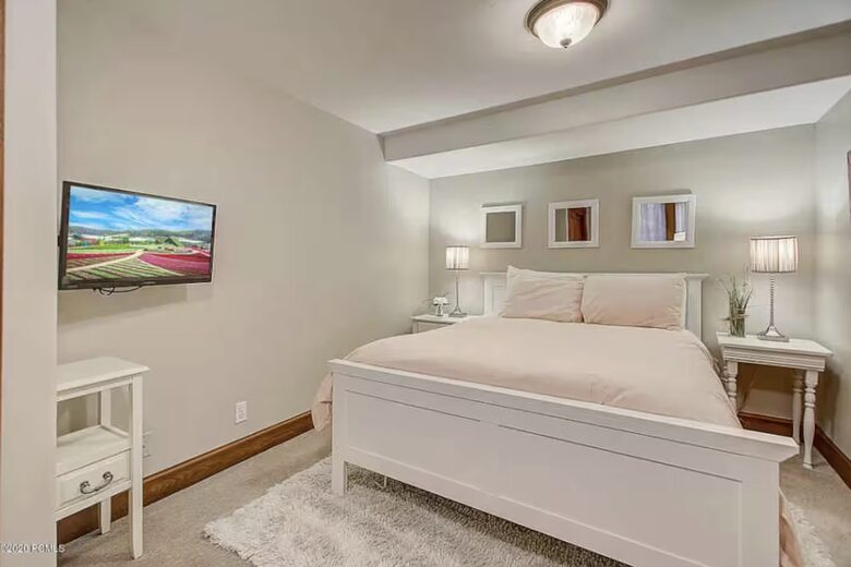 Lower Bedroom (Queen)