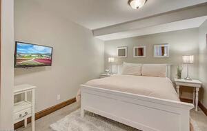 Lower Bedroom (Queen)