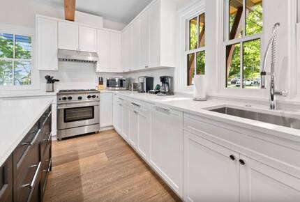 Harborview Retreat with Coastal Charm - Friday Harbor, Washington