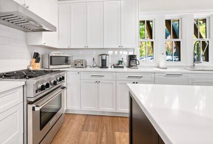 Harborview Retreat with Coastal Charm - Friday Harbor, Washington