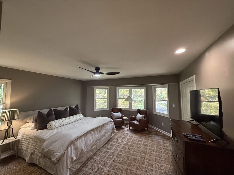 A Warm Woodland Retreat in the Heart of Highlands - Highlands, North Carolina