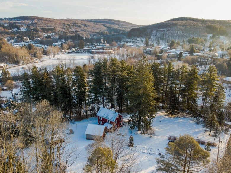 Modern Country Escape on a 117-Acre Farm - Livingston Manor, New York