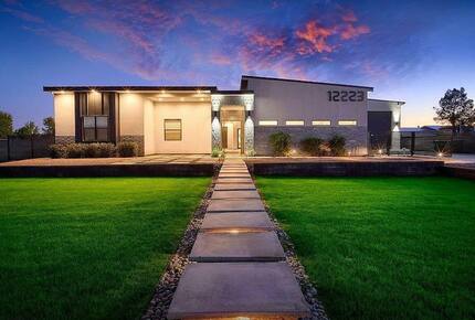 Stylish Chandler Escape with Outdoor Kitchen & Cinema Room - Chandler, Arizona