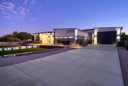Stylish Chandler Escape with Outdoor Kitchen & Cinema Room - Chandler, Arizona