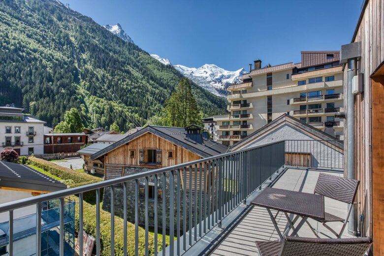 Stylish Chamonix Top-Floor Apartment with Mountain Charm - Chamonix-Mont-Blanc, France