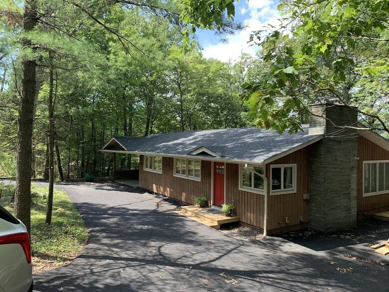 Peaceful Family Retreat on Lake Owassa - Newton, New Jersey