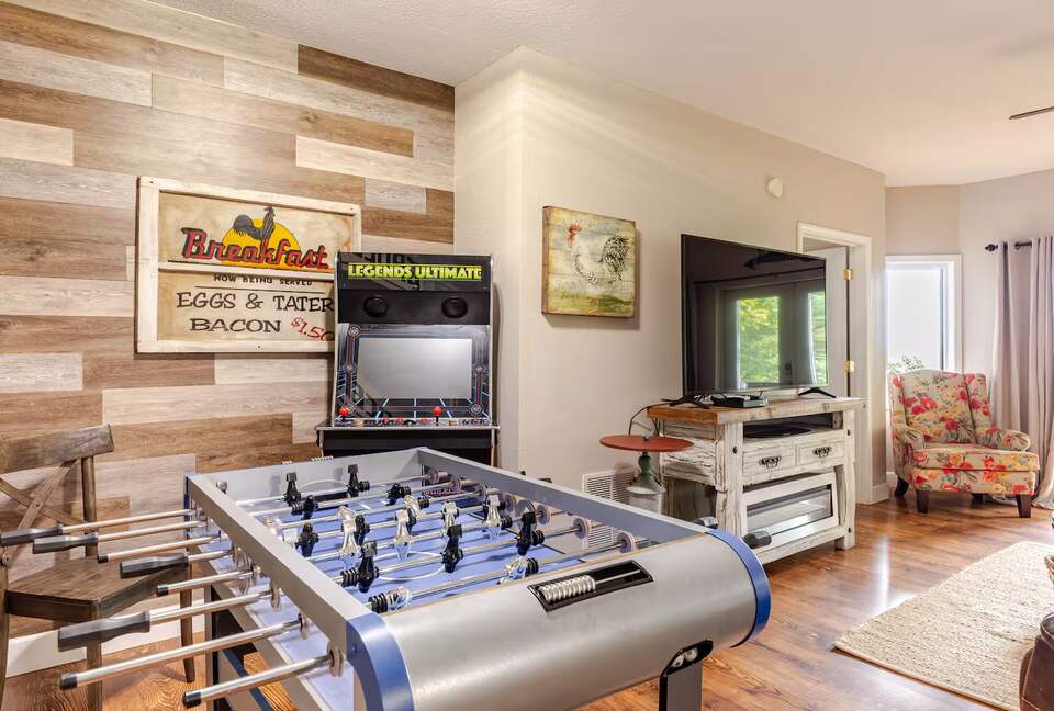 Spacious North Carolina Escape with Hot Tub & Fire Pit - Franklin, North Carolina