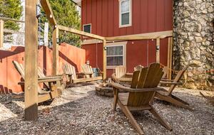 Spacious North Carolina Escape with Hot Tub & Fire Pit - Franklin, North Carolina