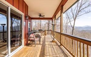 Spacious North Carolina Escape with Hot Tub & Fire Pit - Franklin, North Carolina