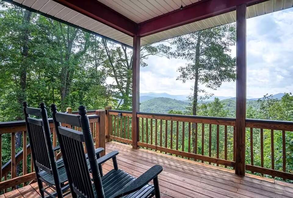 Spacious North Carolina Escape with Hot Tub & Fire Pit - Franklin, North Carolina