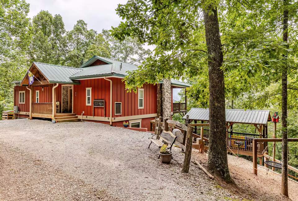 Spacious North Carolina Escape with Hot Tub & Fire Pit - Franklin, North Carolina