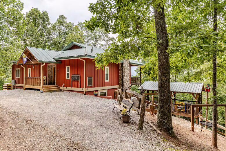 Spacious North Carolina Escape with Hot Tub & Fire Pit - Franklin, North Carolina