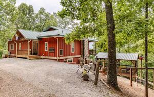 Spacious North Carolina Escape with Hot Tub & Fire Pit - Franklin, North Carolina