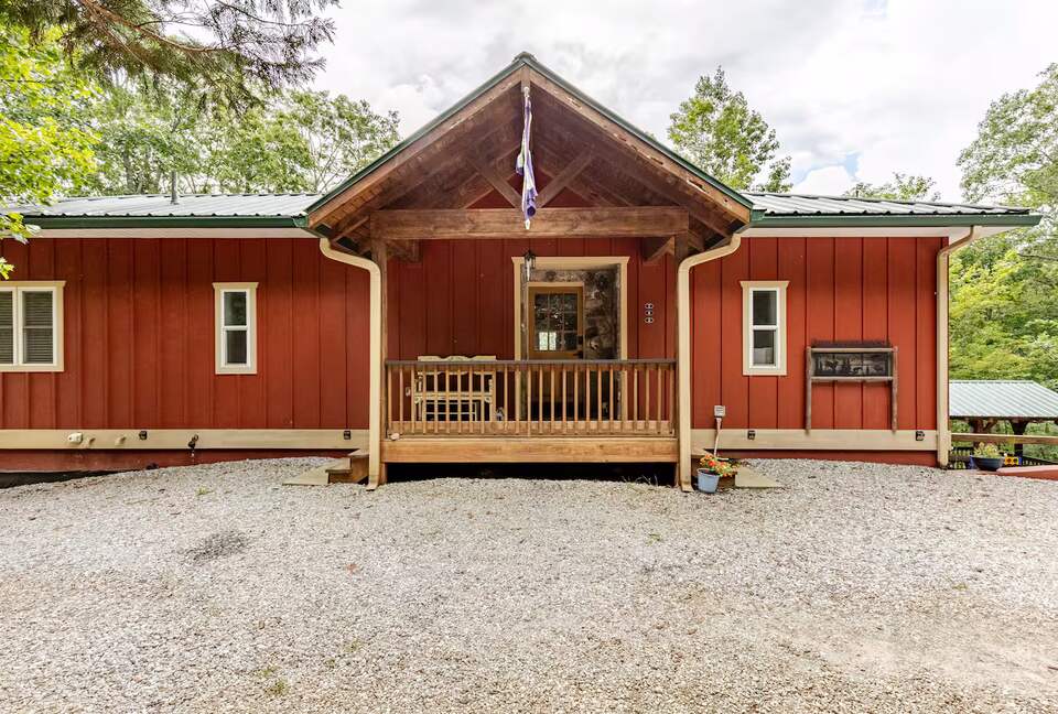 Spacious North Carolina Escape with Hot Tub & Fire Pit - Franklin, North Carolina