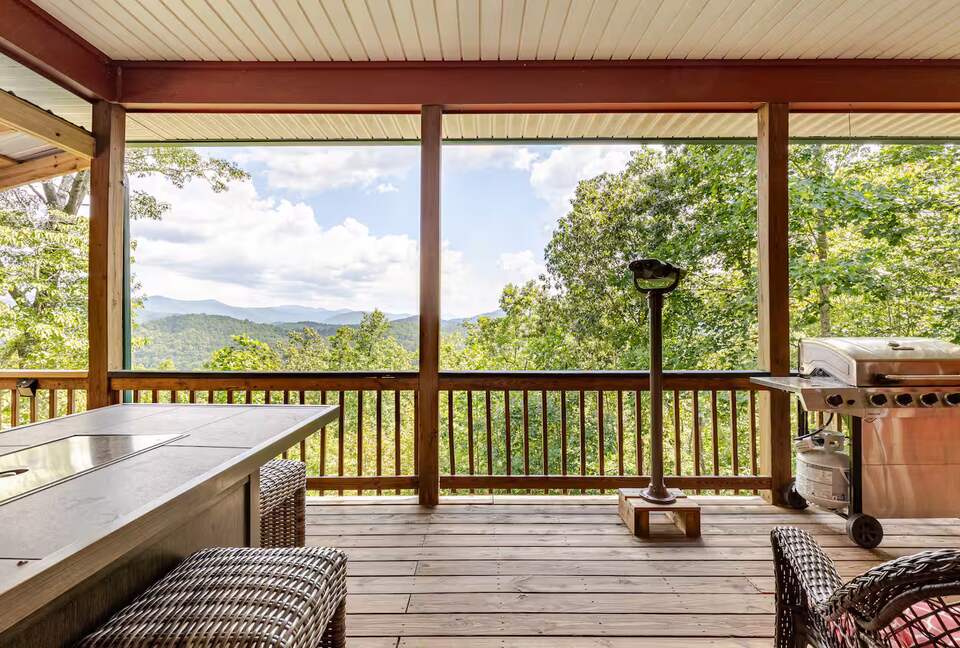 Spacious North Carolina Escape with Hot Tub & Fire Pit - Franklin, North Carolina