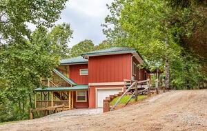 Spacious North Carolina Escape with Hot Tub & Fire Pit - Franklin, North Carolina