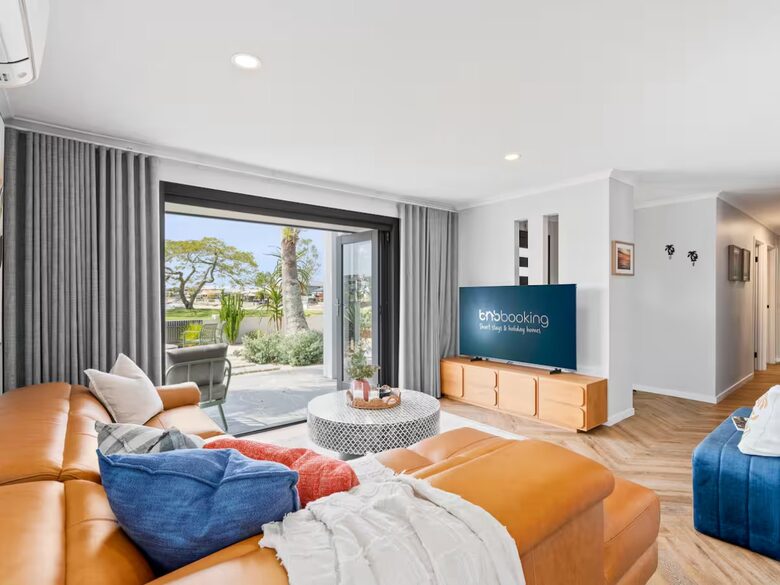 Modern Gold Coast Getaway | Alfresco Living near Tallebudgera Creek - Gold Coast, Australia