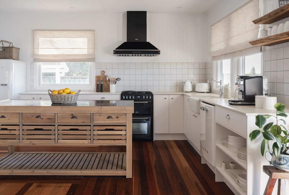 Restored 1916 Cottage Offering Serenity and Timeless Beauty - Montville, Australia