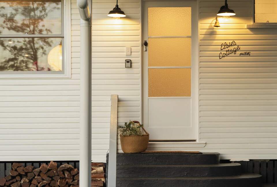 Restored 1916 Cottage Offering Serenity and Timeless Beauty - Montville, Australia