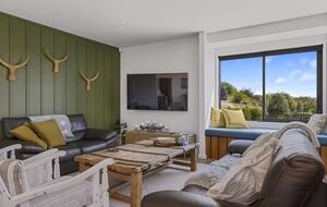 Sunlit Luxury Home Overlooking Lake Taupō - Taupō, New Zealand