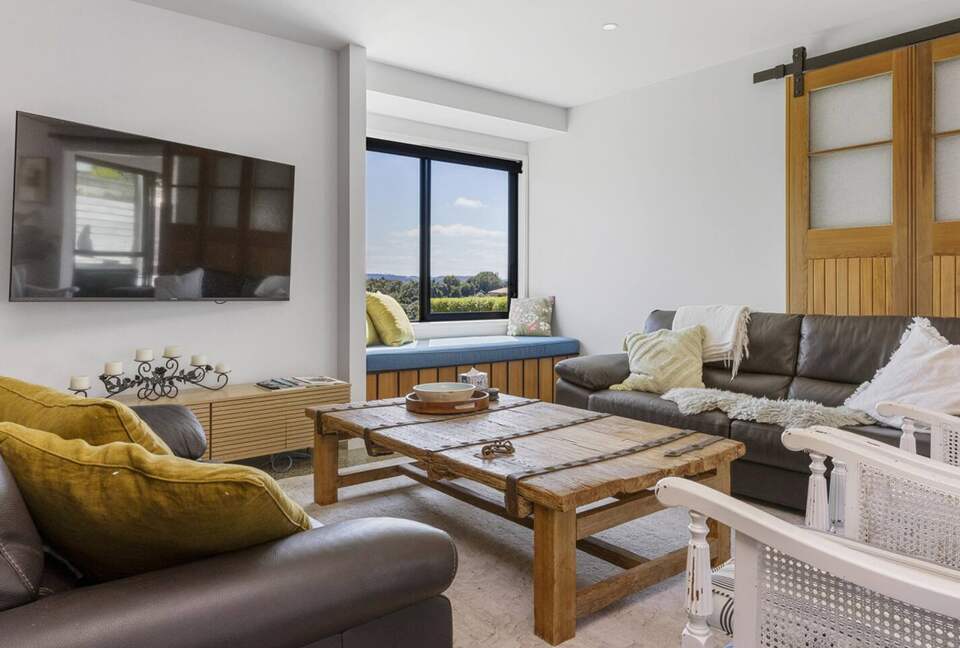 Sunlit Luxury Home Overlooking Lake Taupō - Taupō, New Zealand