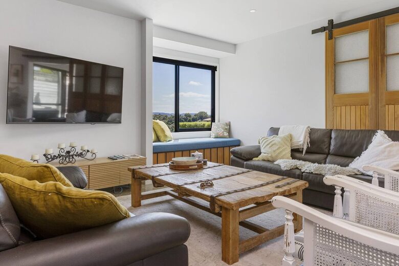 Sunlit Luxury Home Overlooking Lake Taupō - Taupō, New Zealand