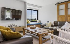 Sunlit Luxury Home Overlooking Lake Taupō - Taupō, New Zealand