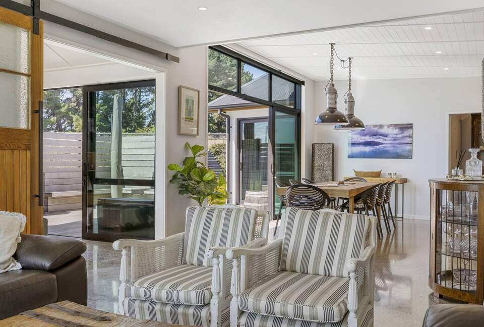 Sunlit Luxury Home Overlooking Lake Taupō - Taupō, New Zealand