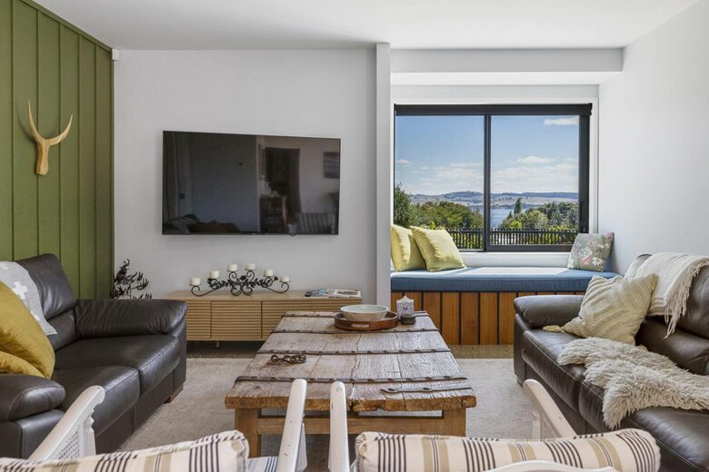 Sunlit Luxury Home Overlooking Lake Taupō - Taupō, New Zealand