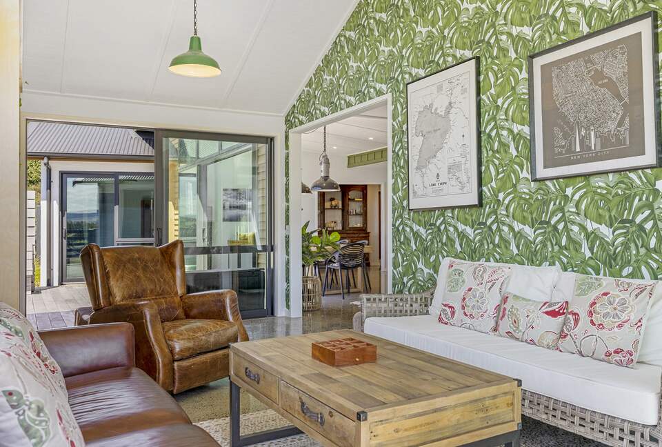 Sunlit Luxury Home Overlooking Lake Taupō - Taupō, New Zealand