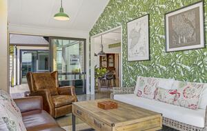 Sunlit Luxury Home Overlooking Lake Taupō - Taupō, New Zealand