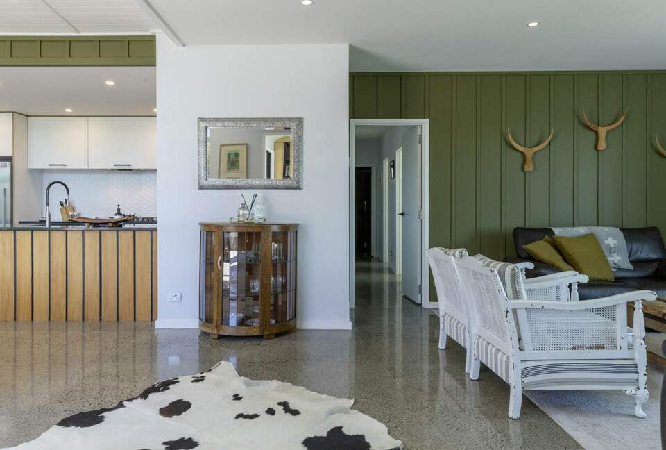 Sunlit Luxury Home Overlooking Lake Taupō - Taupō, New Zealand