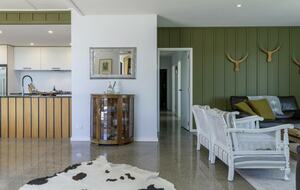 Sunlit Luxury Home Overlooking Lake Taupō - Taupō, New Zealand