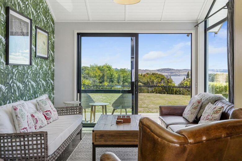 Sunlit Luxury Home Overlooking Lake Taupō - Taupō, New Zealand