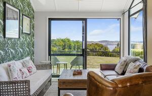 Sunlit Luxury Home Overlooking Lake Taupō - Taupō, New Zealand