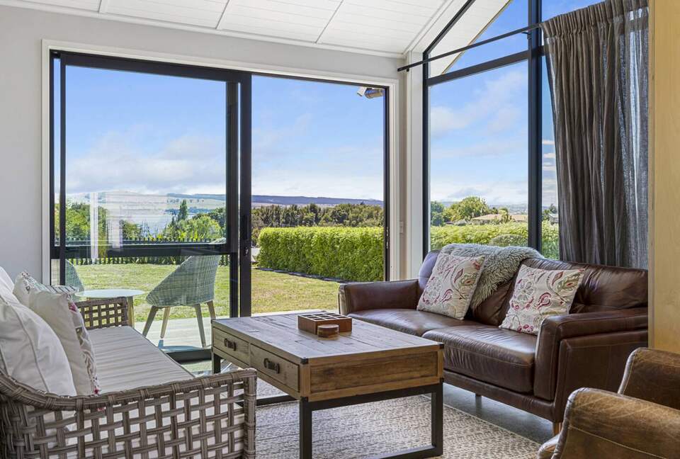 Sunlit Luxury Home Overlooking Lake Taupō - Taupō, New Zealand